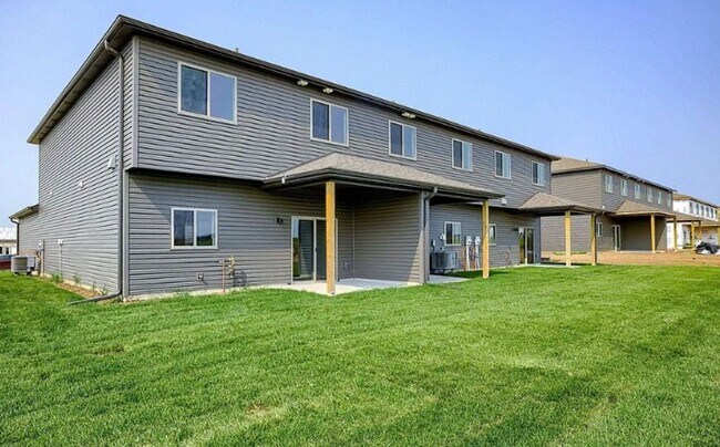 7018 Serpentine Dr in Lincoln, NE - Foto de edificio - Building Photo