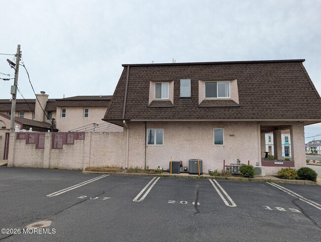 1008 Ocean Ave in Point Pleasant Beach, NJ - Building Photo - Building Photo
