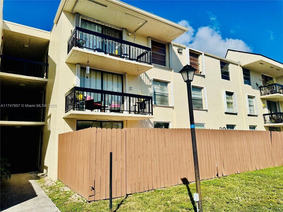 8307 SW 142nd Ave, Unit F106 in Miami, FL - Building Photo