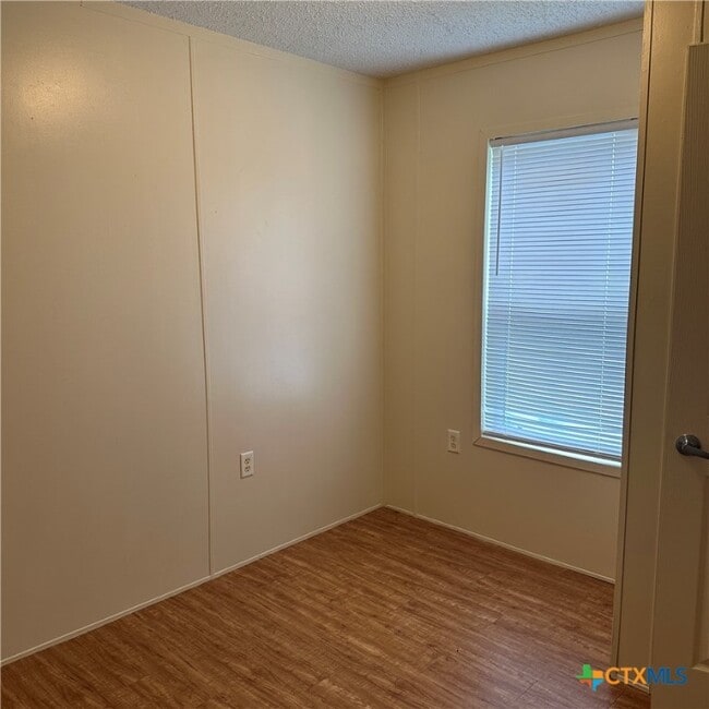 1323 Harris Hill Rd in San Marcos, TX - Foto de edificio - Building Photo