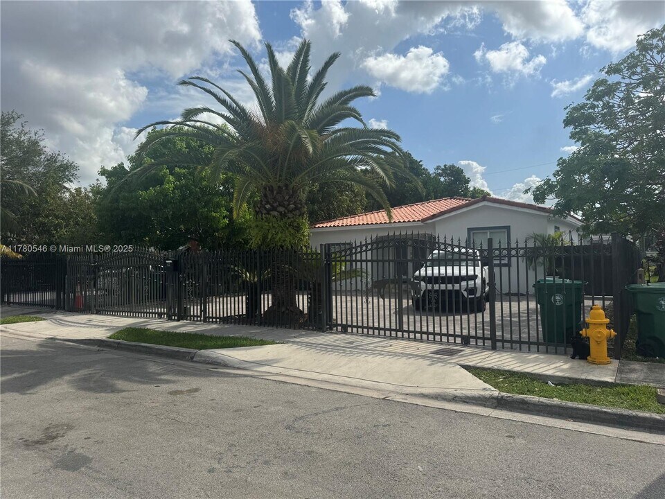 855 NW 17th Pl in Miami, FL - Foto de edificio