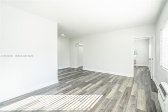 7911 Abbott Ave in Miami Beach, FL - Foto de edificio - Building Photo