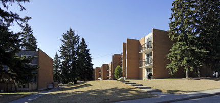 4401 33 Av SW in Calgary, AB - Building Photo - Building Photo