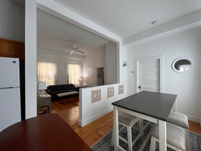 36 Dean Ave, Unit #2 in Newport, RI - Foto de edificio - Building Photo