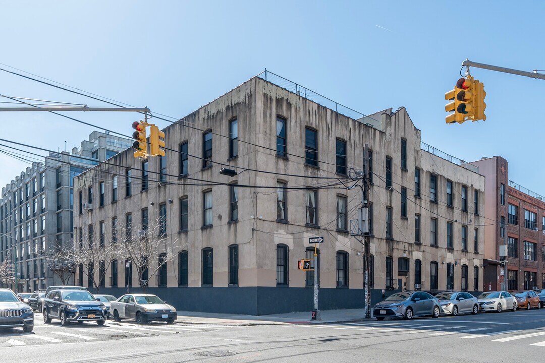 65-75 Roebling St in Brooklyn, NY - Building Photo