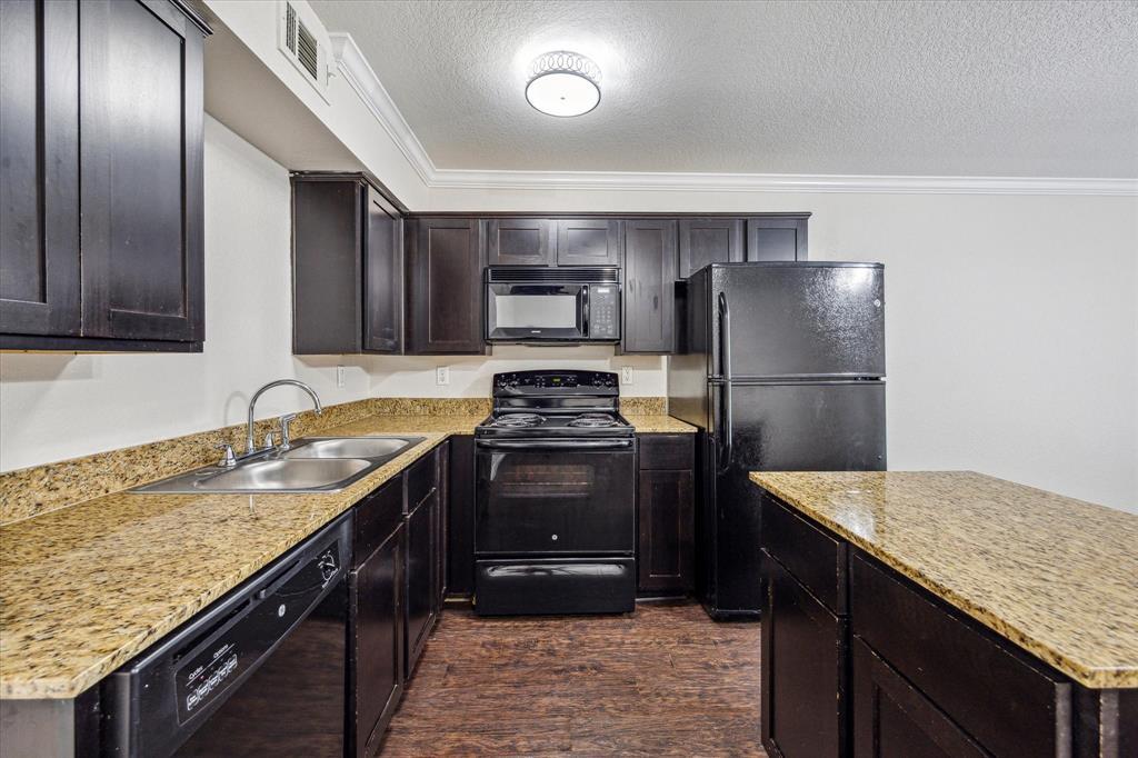 300 Pecore St in Houston, TX - Building Photo