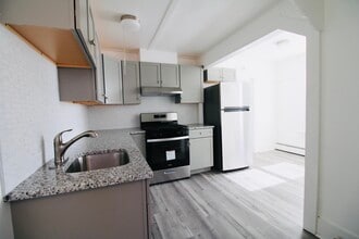61 N Leonard St, Unit 2 in Waterbury, CT - Building Photo - Building Photo