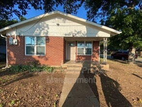 702 S Wilhite St in Cleburne, TX - Building Photo - Building Photo