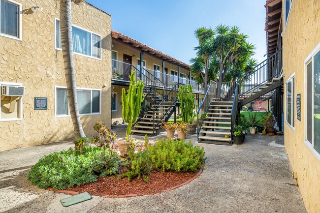 291 Avocado St. in Costa Mesa, CA - Foto de edificio - Building Photo