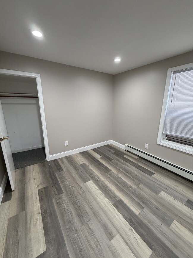 119 Division St, Unit Apt 1st Floor in New Bedford, MA - Foto de edificio - Building Photo
