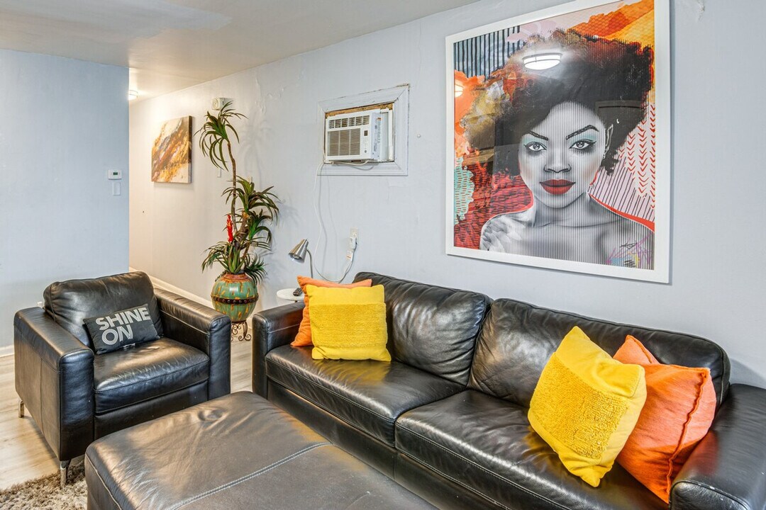 8136 S Kedzie Ave in Chicago, IL - Building Photo