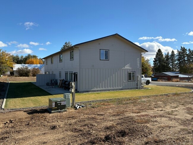 412 W 1st St, Unit A in Waterville, WA - Building Photo - Building Photo