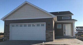 4571 Blue Stem Way in Moorhead, MN - Building Photo