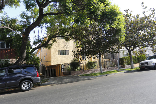 5811 Harold Way in Los Angeles, CA - Foto de edificio - Building Photo