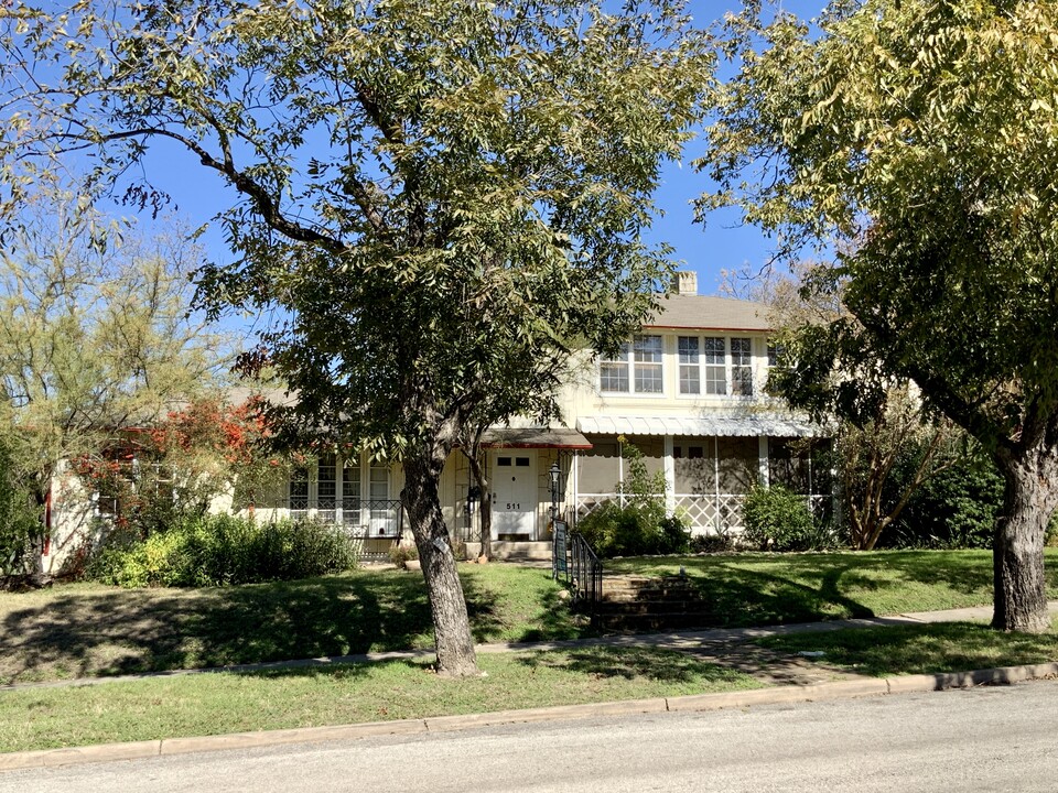 511 Furr Dr in San Antonio, TX - Building Photo