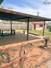 705 W Manes Ave in Iowa Park, TX - Building Photo - Building Photo