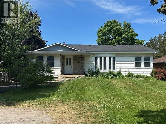 251 King St E in Stoney Creek, ON - Building Photo - Building Photo