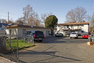 2721-2727 Oakmont St in Sacramento, CA - Building Photo