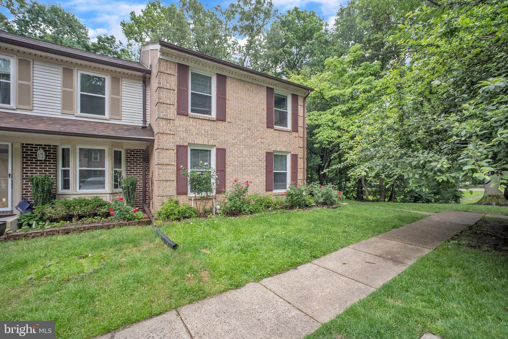 6285 Rathlin Dr in Springfield, VA - Building Photo