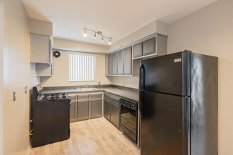 Farnum Apartments in Royal Oak, MI - Building Photo - Interior Photo