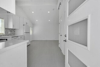 19813 Bassett St in Los Angeles, CA - Building Photo - Building Photo