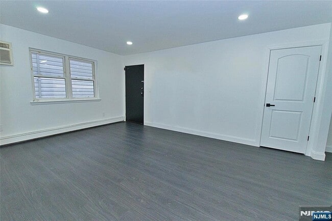 401 Undercliff Ave, Unit B1 in Edgewater, NJ - Building Photo - Building Photo