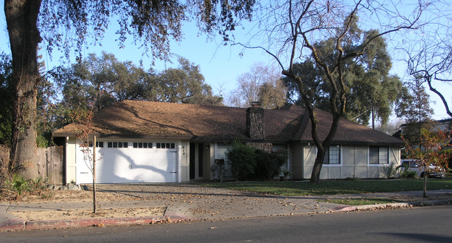 619 College St in Woodland, CA - Building Photo - Building Photo