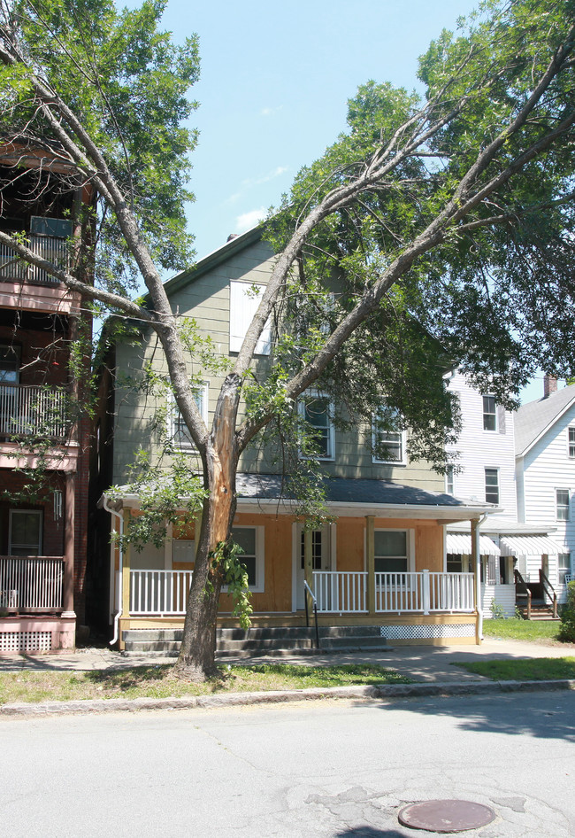 89 4th St in Turners Falls, MA - Foto de edificio - Building Photo