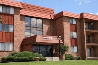 Parklawn Manor in Edina, MN - Building Photo - Building Photo