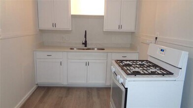 127 W Avenue A in Garland, TX - Building Photo - Building Photo