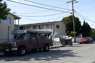 654 Oakside Ave in Redwood City, CA - Building Photo - Building Photo