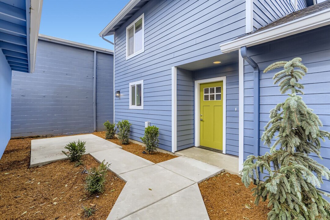 5021 SE Haig St in Portland, OR - Building Photo