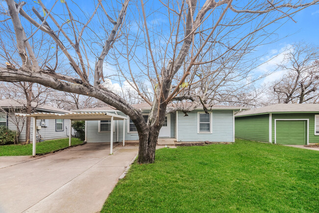 2216 Denison St in Denton, TX - Building Photo - Building Photo