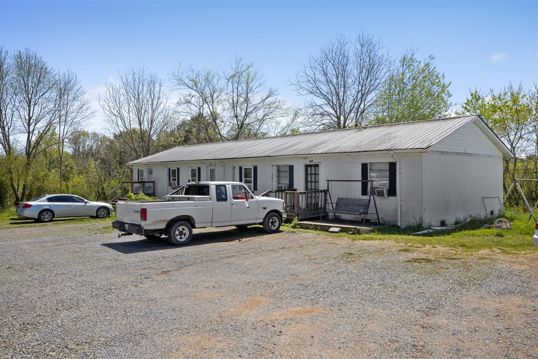 410 Sunnyside Ave in Englewood, TN - Building Photo