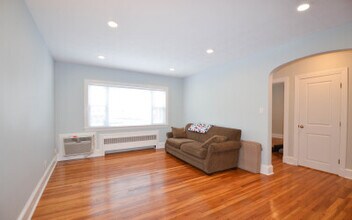 142 Salisbury Rd, Unit 2 in Brookline, MA - Building Photo - Building Photo