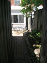 2319 Huidekoper Pl NW, Unit Basement Studio in Washington, DC - Foto de edificio - Building Photo