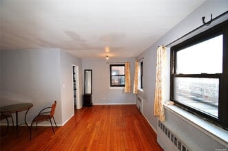 57-10 Junction Blvd-Unit -1A in Queens, NY - Foto de edificio - Building Photo