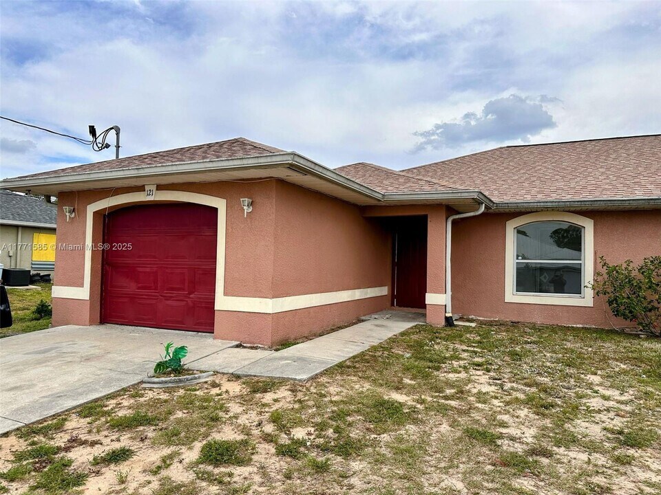 121 Ivan Ave S in Lehigh Acres, FL - Building Photo