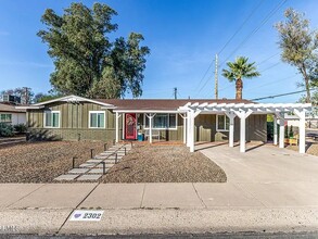 2302 W Berridge Ln in Phoenix, AZ - Building Photo - Building Photo