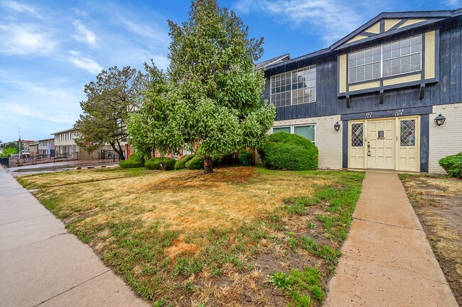 2902 Airport Rd in Colorado Springs, CO - Building Photo - Building Photo