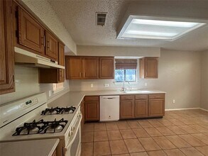 6811 Luckenbach Ln in Austin, TX - Foto de edificio - Building Photo