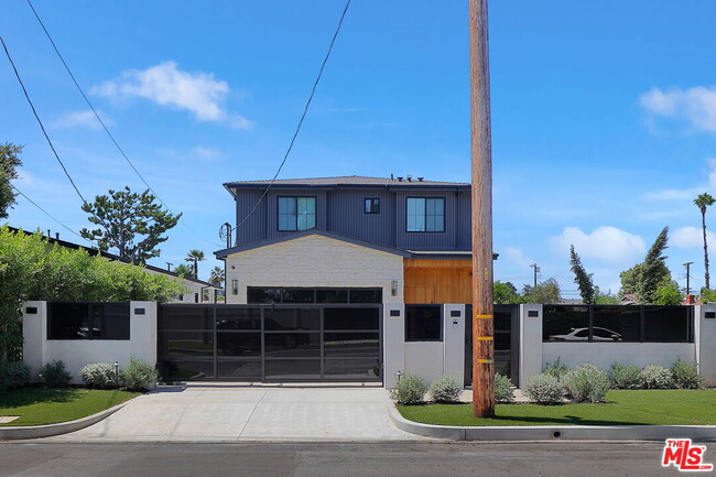 5917 Rhodes Ave in Los Angeles, CA - Foto de edificio - Building Photo