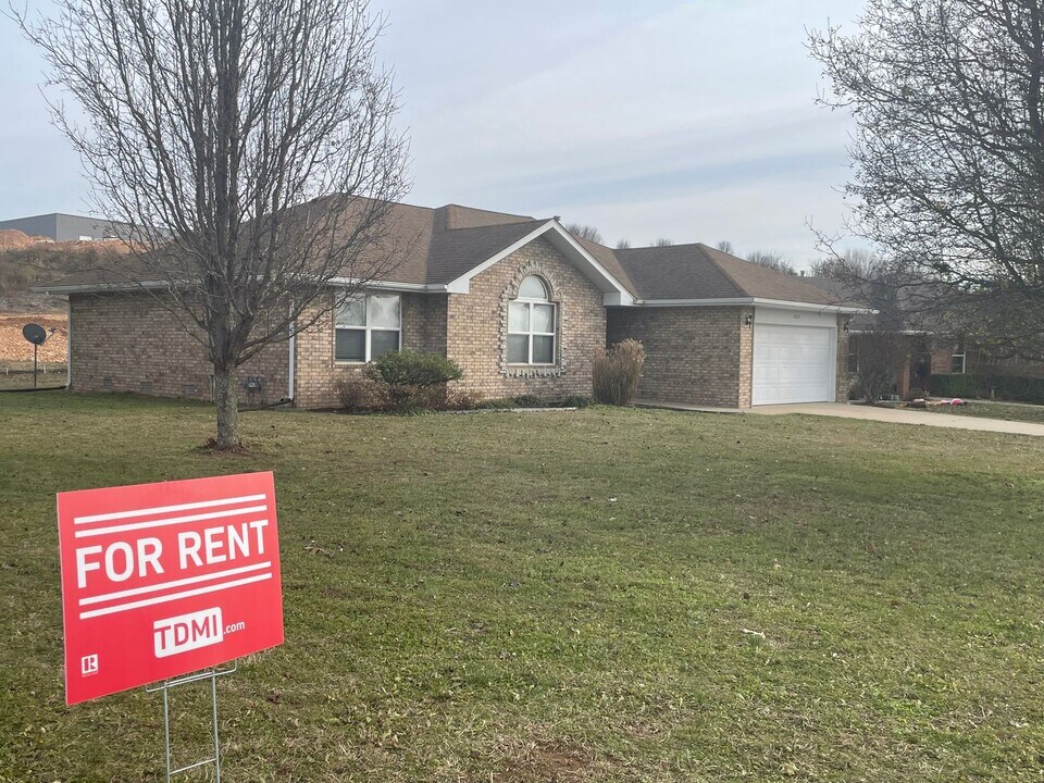 1828 N 21st St in Ozark, MO - Building Photo