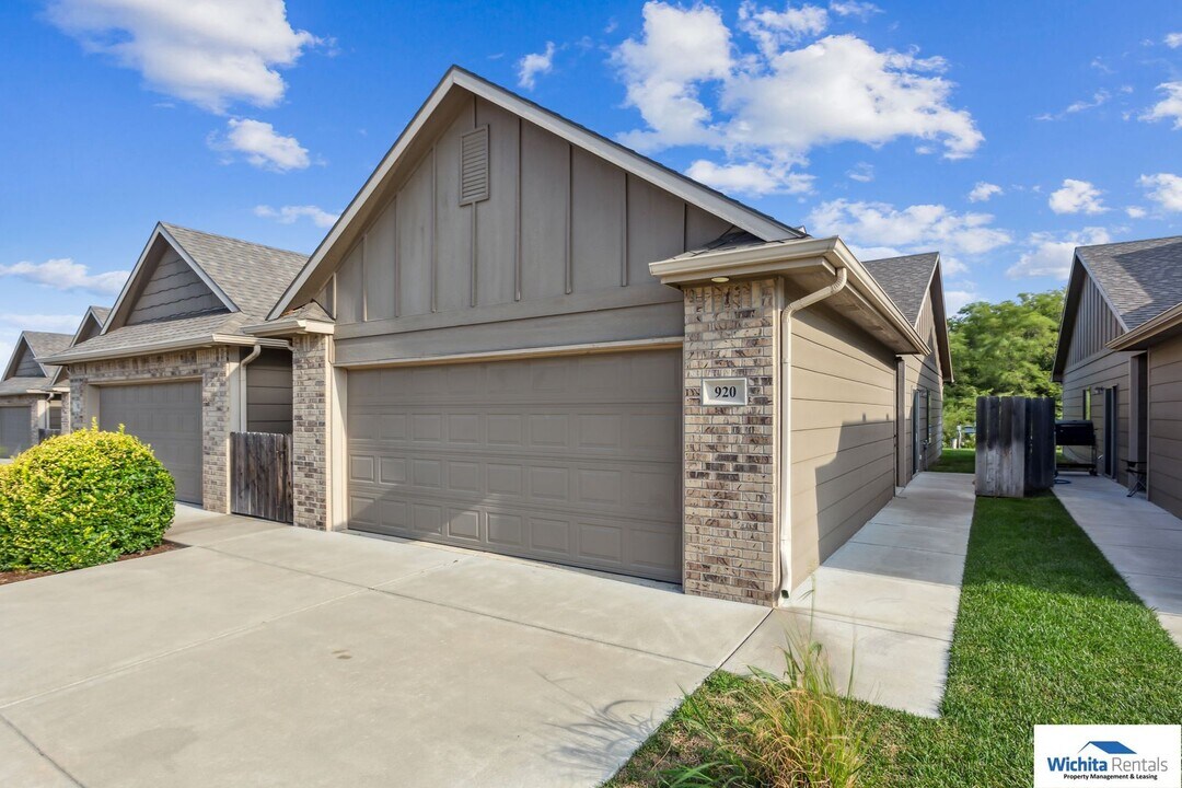 920 W Onewood Pl-Unit -920 Onewood Place in Andover, KS - Building Photo