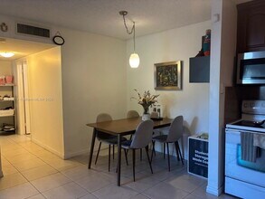 771 NE 199th St in North Miami Beach, FL - Building Photo - Building Photo