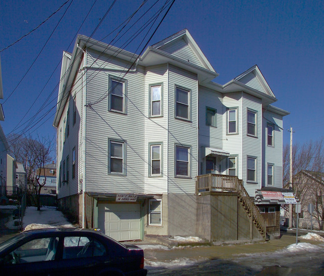 487 4th St in Fall River, MA - Building Photo - Building Photo