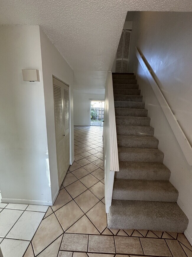 1136 Steven Patrick Ave in Satellite Beach, FL - Foto de edificio - Building Photo