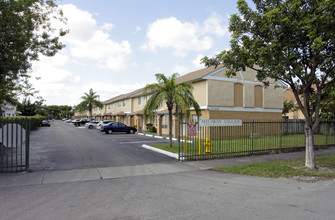 Midway Villas in Miami, FL - Foto de edificio - Building Photo