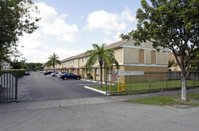 Midway Villas in Miami, FL - Building Photo - Building Photo