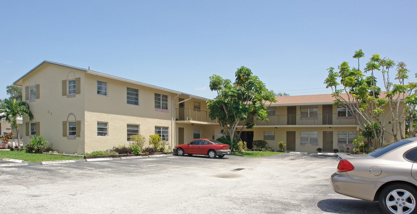 215 NW 25th St in Wilton Manors, FL - Building Photo